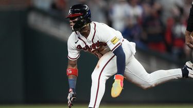 El venezolano Ronald Acuña Jr. se roba la intermedia en el décimo capítulo del juego del miércoles 27 de septiembre de 2023, ante los Cachorros de Chicago (AP Foto/John Bazemore)