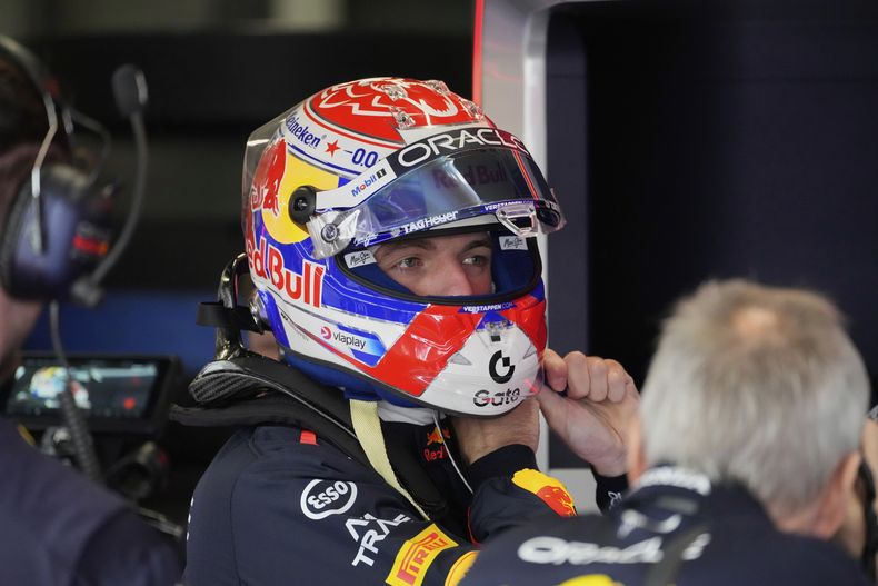El piloto de Red Bull, Max Verstappen, de Países Bajos, realiza una parada en boxes durante la primera práctica del Gran Premio de Gran Bretaña de Fórmula 1 en Silverstone, Inglaterra, el viernes 4 de julio de 2025. (AP Photo/Darko Bandic)