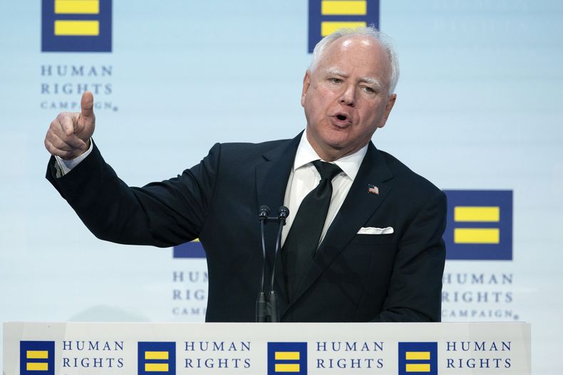 El candidato demócrata a la vicepresidencia, el gobernador de Minnesota Tim Walz, habla durante la Cena Nacional de la Campaña de Derechos Humanos (HRC) en el Centro de Convenciones Walter E. Washington en Washington, el sábado 7 de septiembre de 2024. (AP Foto/Jose Luis Magana)