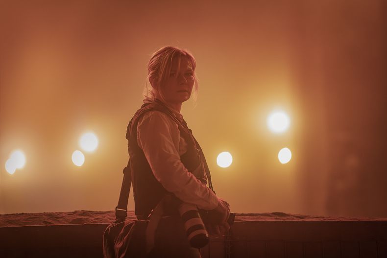 Imagen liberada por el estudio A24 de Kirsten Dunst en una escena de Civil War. (A24 vía AP)