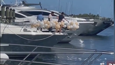 tiran globos al mar: dos residentes de miami quedan captados en camara