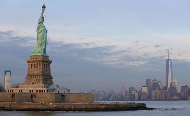 Manhattan visto desde la Estatua de la Libertad, el 31 de enero de 2014, en Nueva York. (Foto AP/Ted S. Warren, Archivo)