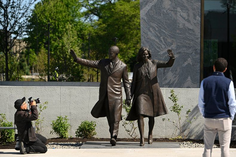 Estatuas del expresidente Barack Obama y la ex primera dama Michelle Obama en el Centro Presidencial Obama en Chicago, el jueves 28 de mayo de 2026. (AP Foto/Paul Beaty)