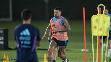 Otamendi brilla tanto como Messi en defensa de Argentina