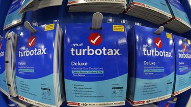Tarjetones de TurboTax, una plataforma para la presentación de declaraciones fiscales, en un Costco Warehouse en Pittsburgh el jueves 26 de enero de 2023. (Foto AP/Gene J. Puskar)