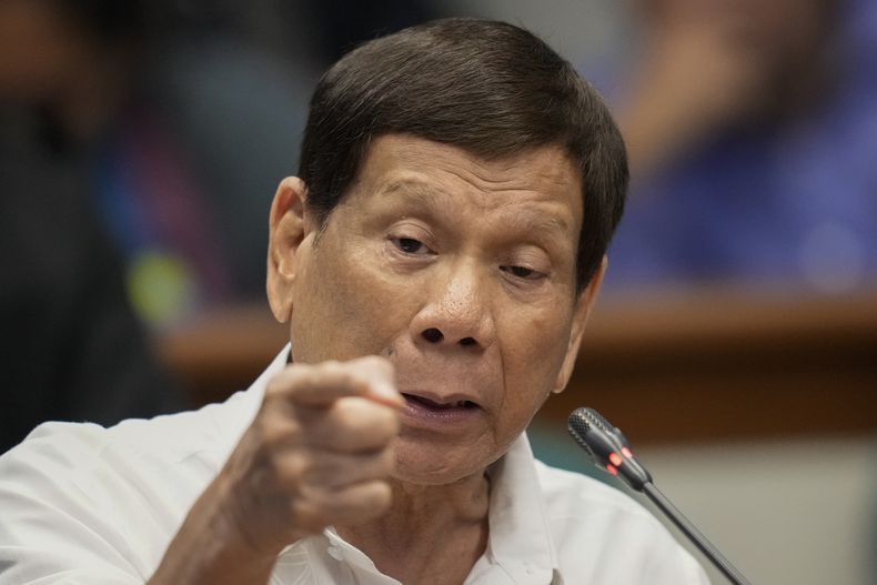 El expresidente de Filipinas Rodrigo Duterte habla durante una comisión en el Senado sobre la llamada guerra contra la droga de su gobierno, en el Senado de Filipinas, el lunes 28 de octubre de 2024 en Manila, Filipinas. (AP Foto/Aaron Favila)