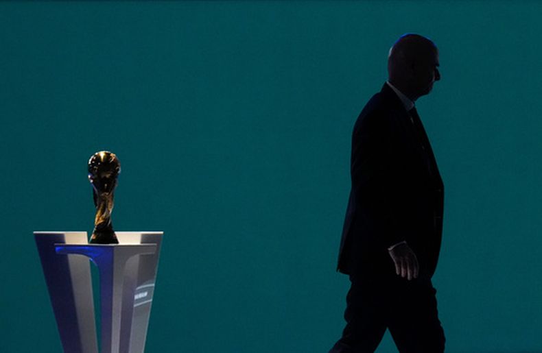 ARCHIVO - La silueta del presidente de FIFA, Gianni Infantino, se ve a contraluz al pasar junto al trofeo de la Copa del Mundo tras dirigirse al 76.º Congreso de la FIFA en Vancouver, Columbia Británica, el jueves 30 de abril de 2026. (Darryl Dyck/The Canadian Press vía AP, Archivo)