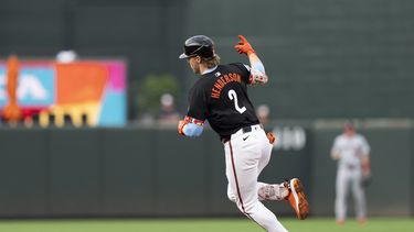 Gunnar Henderson, de los Orioles de Baltimore, recorre las bases luego de batear un jonrón en el juego del miércoles 14 de agosto de 2024, ante los Nacionales de Washington (AP Foto/Stephanie Scarbrough)
