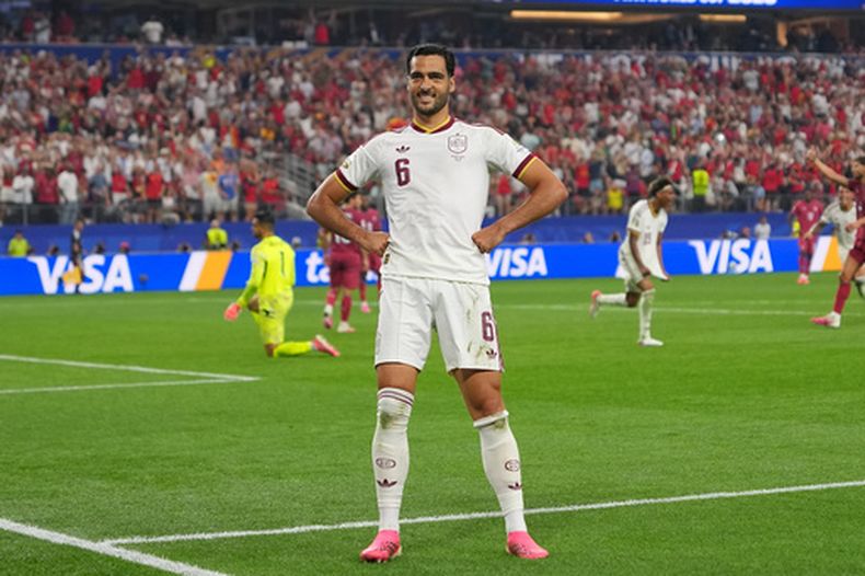 Mikel Merino (6) celebra tras marcar el gol de España ante Portugal en los octavos de final del Mundial, el lunes 6 de julioo de 2026, en Arlington, Texas. (AP Foto/Julio Cortez)