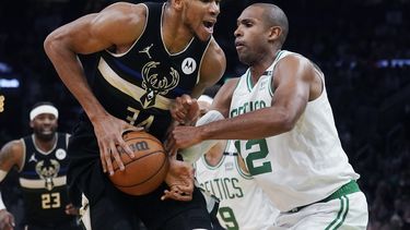 Holiday detiene a Smart y Bucks supera a Celtics