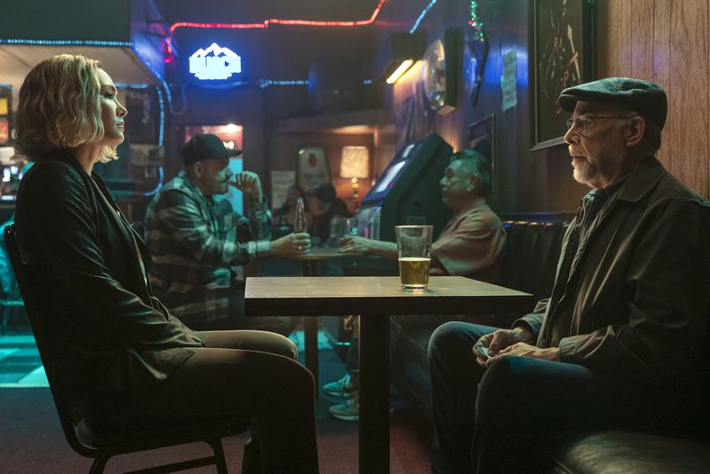 Esta imagen publicada por Amazon muestra a Daniella Pineda, izquierda, y J.K. Simmons en una escena de The Accountant 2. (Warrick Page/Prime-Amazon Content Services via AP)