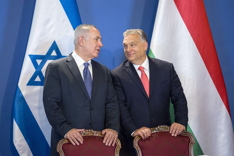 ARCHIVO - El primer ministro israelí, Benjamin Netanyahu, a la izquierda, y su homólogo húngaro, Viktor Orbán, charlan durante una ceremonia de firmas en el edificio del Parlamento en Budapest, Hungría, el martes 18 de julio de 2017. (Balazs Mohai/MTI via AP, Archivo)