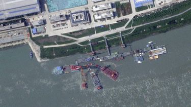 Esta imagen satelital de Planet Labs PBC muestra lo que parece ser un submarino chino hundido en un puerto cerca de Wuhan, China, el 15 de junio de 2024. (Planet Labs PBC vía AP)
