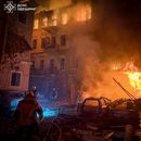 En esta imagen proporcionada por el Servicio Ucraniano de Emergencias, personal de emergencias trabaja para extinguir un incendio en edificios residenciales tras un ataque ruso en Odesa, Ucrania, el domingo 9 de agosto de 2026. (Servicio Ucraniano de Emergencias via AP)