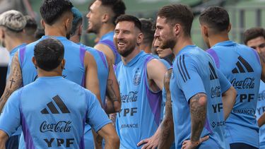 Lionel Messi (centro) durante un entrenamiento de Argentina en Beijing, el miércoles 14 de junio de 2023. (AP Foto/Mark Schiefelbein)