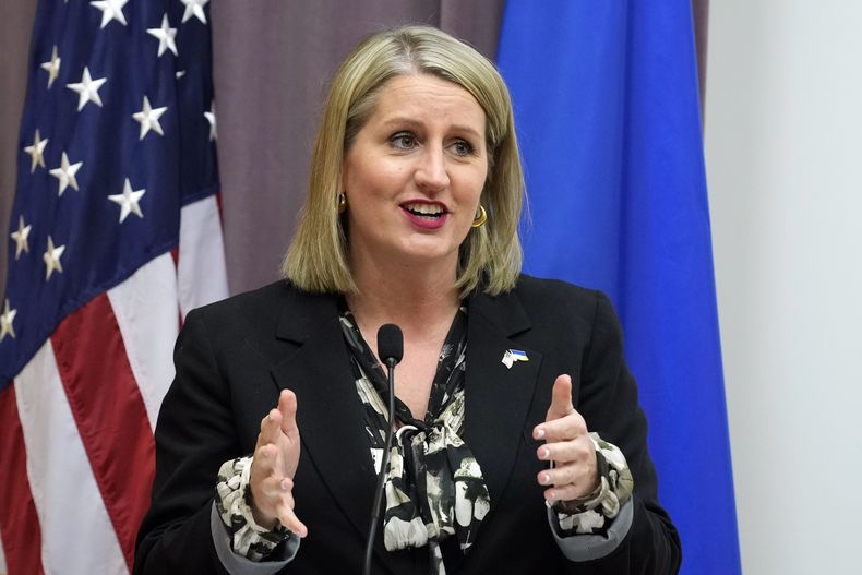 La subsecretaria de Estado para diplomacia pública Elizabeth M. Allen da un discurso previo a una función de 20 Days in Mariupol en el Departamento de Estado en Washington, el martes 27 de febrero de 2024. (Foto AP/Susan Walsh)