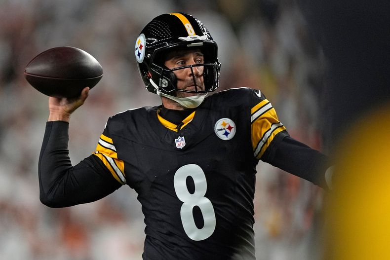 El quarterback de los Steelers de Pittsburgh, Aaron Rodgers, se prepara para lanzar un pase en la primera mitad del partido ante los Bengals de Cincinnati, el jueves 16 de octubre de 2025, en Cincinnati. (AP Foto/Carolyn Kaster)