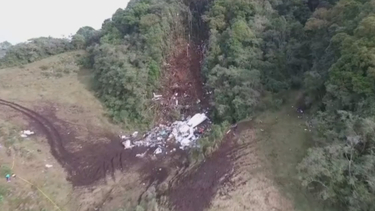 confirman que el avion que cayo en colombia con los futbolistas brasilenos se habia quedado sin gasolina