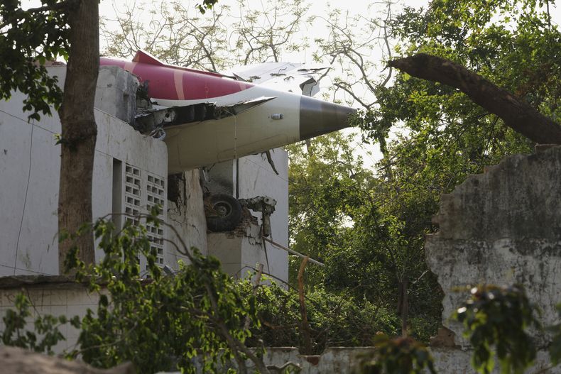 En la imagen, la cola del avión que se estrelló en la ciudad de Ahmedabad, en el estado de Gujarat, en el noroeste de India, el jueves 12 de junio de 2025. (AP Foto/Ajit Solanki)
