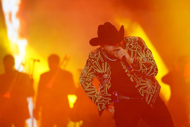 El cantante mexicano Gerardo Ortiz durante su concierto en el festival Arre en la Ciudad de México el domingo 8 de septiembre de 2024. (Foto AP/Felix Marquez)