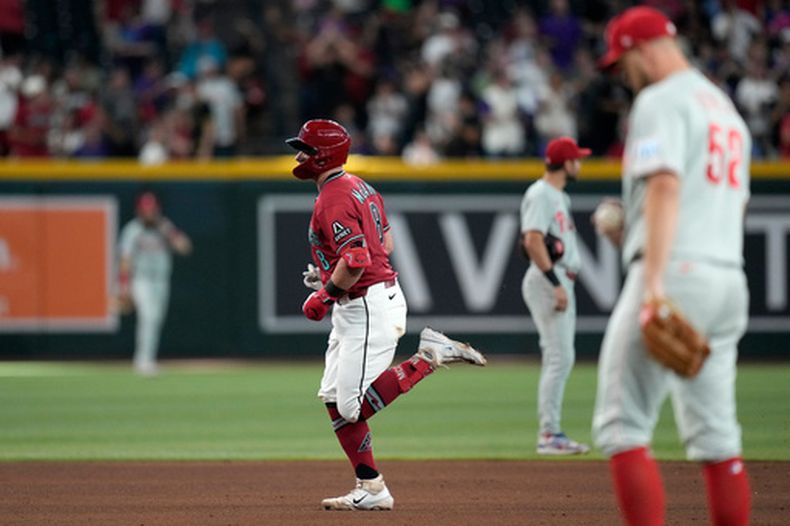 James McCann (8), de los Dimandbacks de Arizona, corre las bases después de batear un cuadrangular contra Jonathan Bowlan (52), lanzador de los Filis de Filadelfia, durante la octava entrada del juego de béisbol de Grandes Ligas, el miércoles 2 de septiembre de 2026, en Phoenix. (AP Foto/Ross D. Franklin)