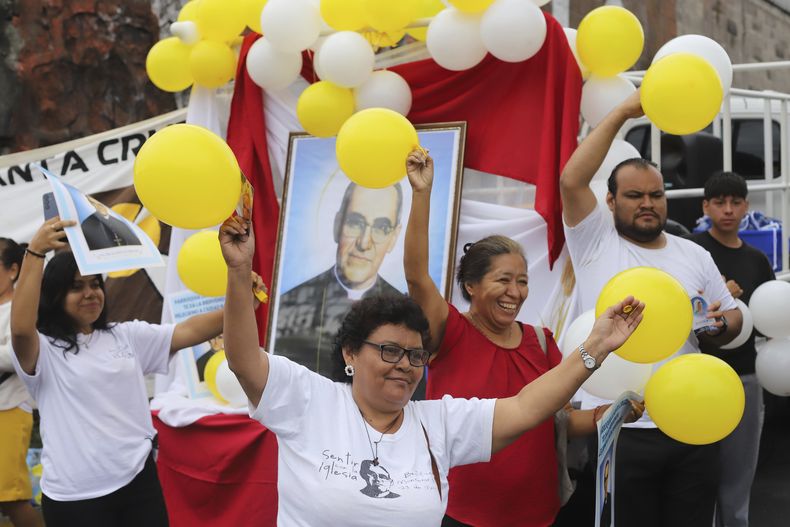 Personas cargan globos y una imagen de San Óscar Arnulfo Romero durante una procesión religiosa en su honor en San Salvador, El Salvador, el jueves 1 de agosto de 2024. Romero fue asesinado el 24 de marzo de 1980, mientras celebraba Misa. (AP Foto/Salvador Melendez)
