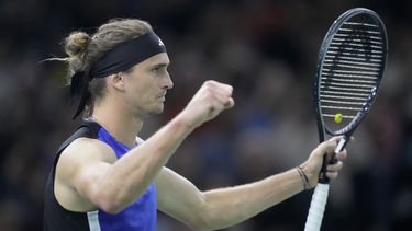 El alemán Alexander Zverev saluda al público tras vencer al griego Stefanos Tsitsipas en los cuartos de final del Masters de París el viernes primero de noviembre del 2024. (AP Foto/Michel Euler)
