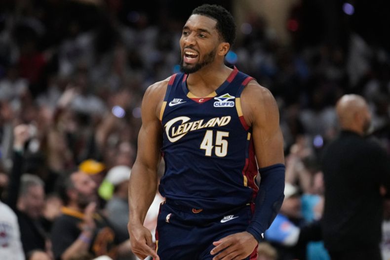 ARCHIVO - Foto del 11 de mayo del 2026, Donovan Mitchell de los Cavaliers de Cleveland hace un gesto en el juego 4 de las semifinales de la Conferencia Este ante los Pistons de Detroit. (AP Foto/Sue Ogrocki, Archivo)