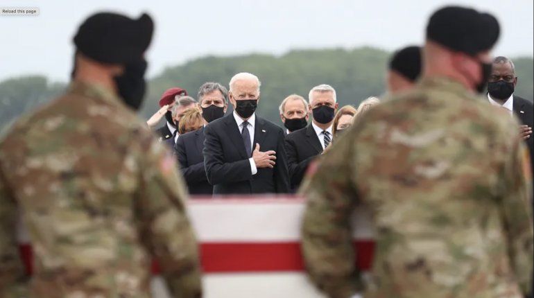 Biden recibe los restos de los 13 soldados de EEUU muertos en el atentado de Kabul