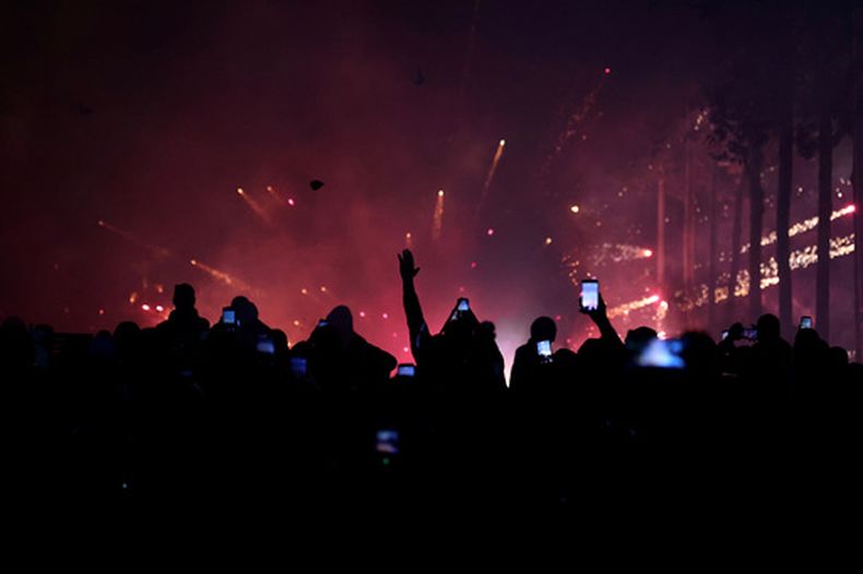 Manifestantes participan en una protesta antigubernamental en Tirana, Albania, el sábado 24 de octubre de 2026. (Foto AP/Hameraldi Agolli)