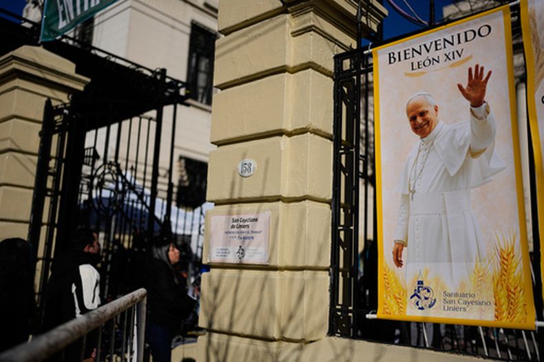 Una pancarta del papa León XIV cuelga en el exterior de la iglesia de San Cayetano durante la peregrinación anual en honor a San Cayetano, patrón del trabajo, en Buenos Aires (Argentina), el viernes 7 de agosto de 2026. (Foto AP/Natacha Pisarenko)