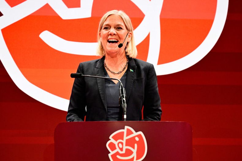 La líder del partido sueco Socialdemócratas, Magdalena Andersson, habla durante la fiesta electoral del partido el domingo 13 de septiembre de 2026 en Estocolmo. (Jonas Ekströmer/TT News Agency via AP)