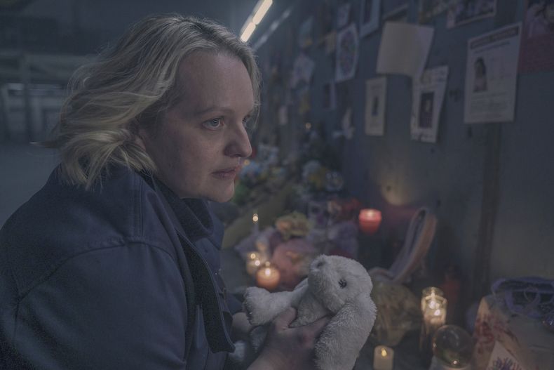Esta imagen publicada por Hulu muestra a Elisabeth Moss en una escena de The Handmaids Tale. (Steve Wilkie/Disney via AP)