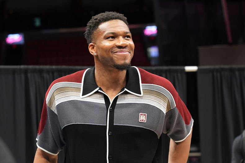 Giannis Antetokounmpo sonríe tras una conferencia de prensa en la que fue presentado como nuevo jugador del Heat de Miami, el jueves 16 de julio de 2026, en Miami. (Foto AP/Marta Lavandier)
