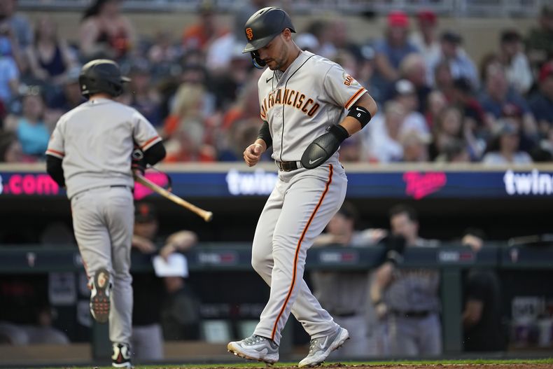 Michael Conforto, de los Gigantes de San Francisco, anota en el juego del martes 23 de mayo de 2023, ante los Mellizos de Minnesota (AP Foto/Abbie Parr)