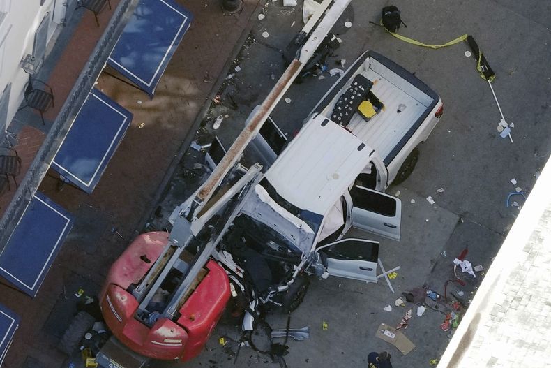 Imagen del vehículo que un hombre condujo contra una muchedumbre en la calle Bourbon de Nueva Orleans, matando e hiriendo a varias personas, en la madrugada del miércoles 1 de enero de 2025. (AP foto/Gerald Herbert)