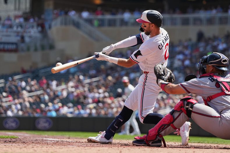 El infielder de los Mellizos de Minnesota, Kody Clemens, conecta un doblete de dos carreras durante la quinta entrada de un partido de béisbol contra los Bravos de Atlanta, el miércoles 19 de agosto de 2026, en Mineápolis. (Foto AP/Abbie Parr)