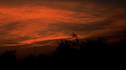 El sol se pone el jueves 15 de junio de 2023 al noroeste de Edinburg, Texas. El Servicio Meteorológico Nacional alertó de calor excesivo en varios estados del sur de Estados Unidos. (Delcia López/The Monitor vía AP)