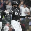 El cubano Luis Robert Jr. festeja con Andrew Vaughn, su compañero de los Medias Blancas de Chicago, durante el encuentro ante los Guardianes de Cleveland, el martes 16 de mayo de 2023 (AP Foto/Charles Rex Arbogast)