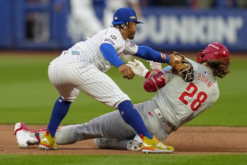 El boricua Francisco Lindor, de los Mets de Nueva York, retira en la segunda base a Alec Bohm, de los Filis de Filadelfia, durante el tercer juego de la serie divisional de la Liga Nacional, el martes 8 de octubre de 2024 (AP Foto/Seth Wenig)