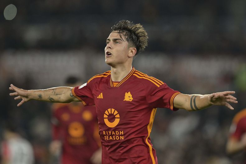 El argentino Paulo Dybala festeja tras anotar el segundo tanto de la Roma ante Cremonese, en un encuentro de la Copa Italia, disputado el miércoles 3 de enero de 2024 (Alfredo Falcone/LaPresse via AP)