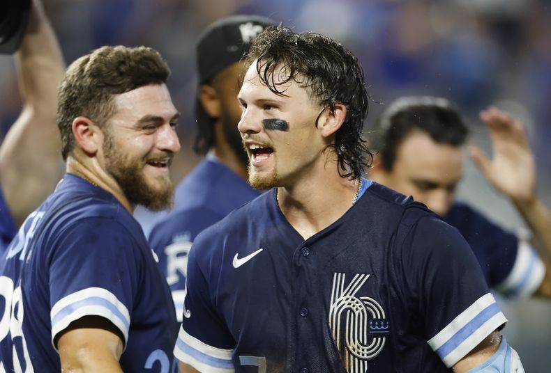 Bobby Witt Jr., de los Reales de Kansas City, festeja con Kyle Isbel, luego de conectar un grand slam en la décima entrada del encuentro ante los Mellizos de Minnesota, el viernes 28 de julio de 2023 (AP Foto/Colin E. Braley)