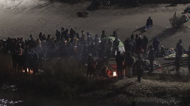 decenas de miles esperan a que se restaure el asilo en eeuu