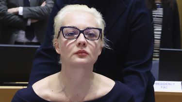 Yulia Navalnaya, viuda del líder de la oposición rusa Alexei Navalny, habla durante una reunión de ministros del Exterior de la Unión Europea en Bruselas, el lunes 19 de febrero de 2024. (Yves Herman, Pool Photo vía AP)