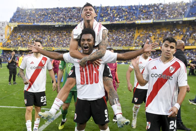 Los jugadores de River Plate celebran tras derrotar 1-0 a Boca Juniors en la liga argentina, el 21 de septiembre de 2024, en Buenos Aires. (AP Foto/Gustavo Garello)