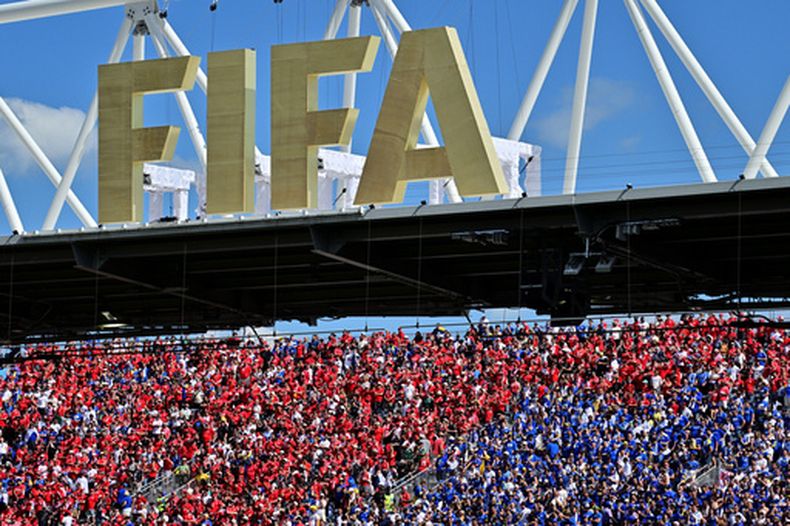 Hinchas de Canadá y Bosnia en las gradas durante el partido del Grupo B del Mundial, el viernes 12 de junio de 2026, en Toronto. (Sammy Kogan/The Canadian Press vía AP)