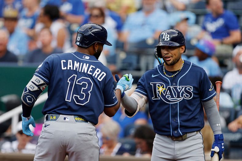Junior Caminero (13), de los Rays de Tampa Bay, celebra su cuadrangular de dos carreras con Victor Mesa Jr., derecha, durante la primera entrada del juego de béisbol de Grandes Ligas contra los Reales de Kansas City, el miércoles 1 de julio de 2026, (AP Foto/Colin E. Braley)