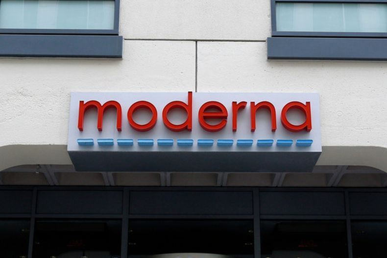 Un edificio de Moderna en Cambridge, Massachusetts, el 18 de mayo del 2020. (AP foto/Bill Sikes)
