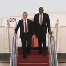 El primer ministro británico, Keir Starmer (izquierda), y su ministro de Asuntos Exteriores, David Lammy, bajan de su avión a su llegada a la Base Conjunta Andrews, en Maryland, previo a las pláticas con el presidente estadounidense, Joe Biden, sobre la resolución de los conflictos en Ucrania y Gaza, el jueves 12 de septiembre de 2024. (Stefan Rousseau/Foto de Archivo vía AP)
