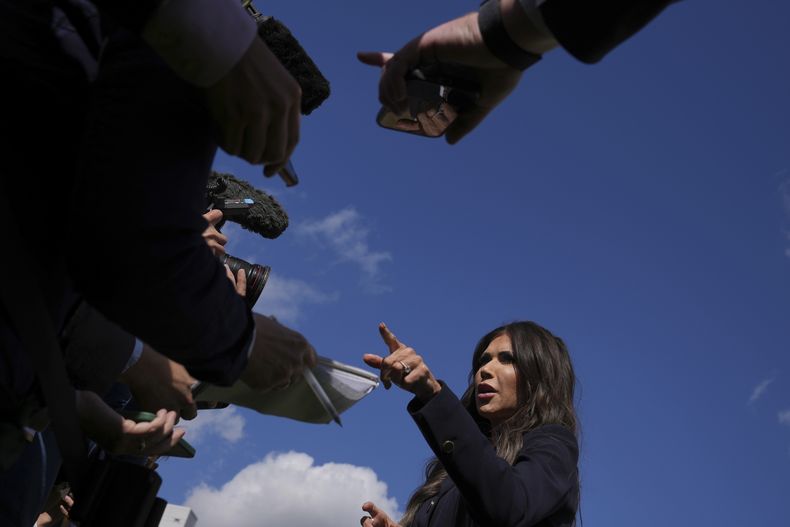 La secretaria estadounidense de Seguridad Nacional Kristi Noem le habla a la prensa en Londres el 8 de septiembre del 2025. (AP foto/Kin Cheung)